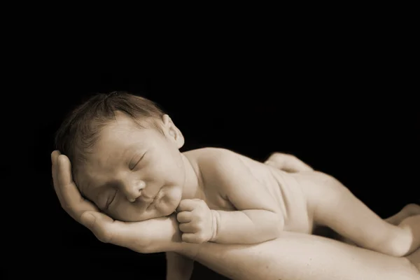 Recém-nascido na mão — Fotografia de Stock