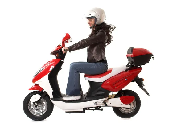 Vrouw rijden scooter — Stockfoto