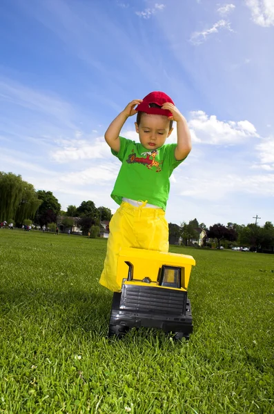 Niño jugando con camión — Foto de Stock
