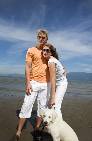 Fiatal pár a strandon — Stock Fotó
