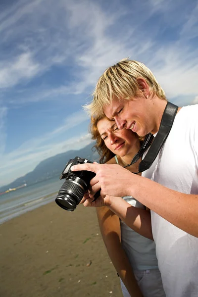 Ungt par på stranden – stockfoto