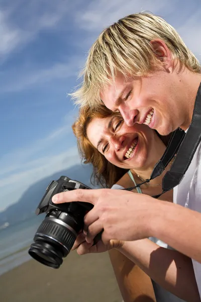 해변에 있는 젊은 부부 — 스톡 사진