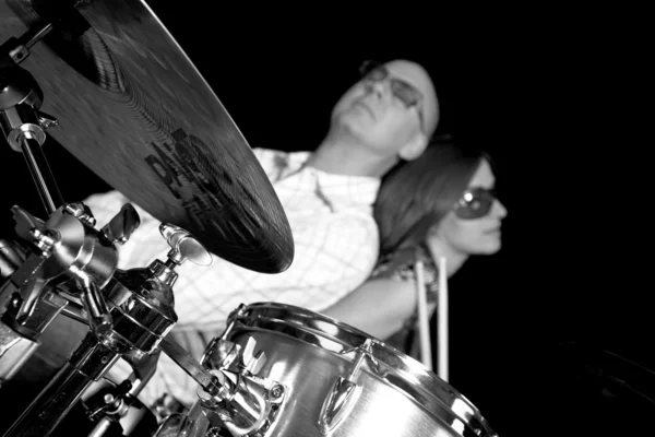 Mujer baterista tocando — Foto de Stock