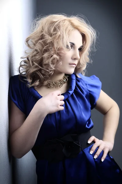 Seksowny blond kobieta w kolorze niebieskim — Zdjęcie stockowe