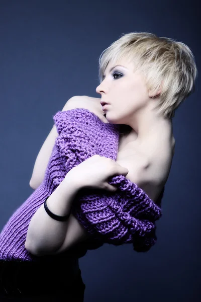 Mode blond meisje in Lila kleding — Stockfoto