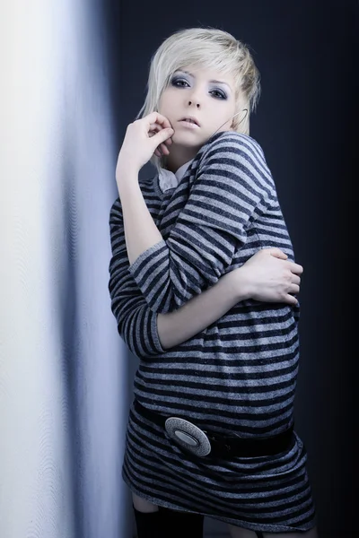 Estilo de moda menina loira em vestido cinza — Fotografia de Stock