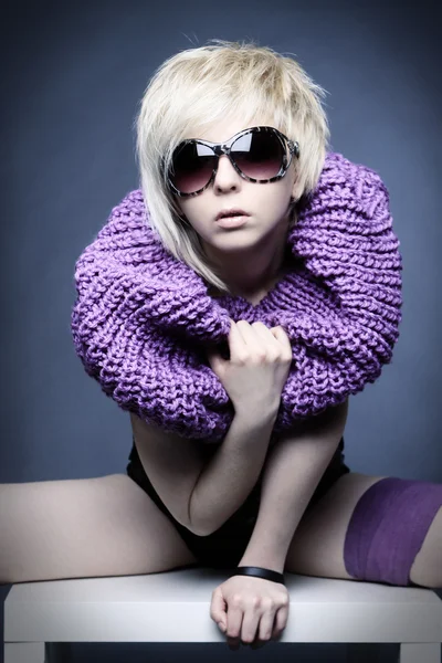 Chica rubia de moda en ropa lila — Foto de Stock