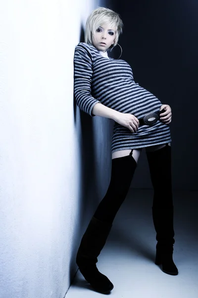 Estilo de moda menina loira em vestido cinza — Fotografia de Stock