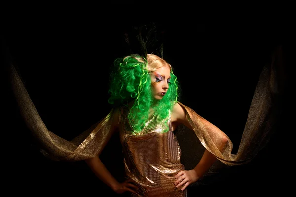 Moda chica-pavo real con cabello verde — Foto de Stock