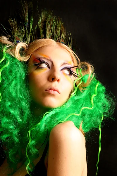 Mode flicka-påfågel med grönt hår — Stockfoto