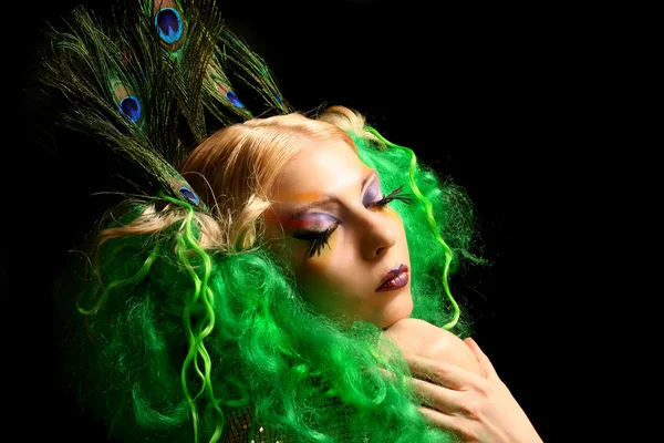 Moda chica-pavo real con cabello verde —  Fotos de Stock