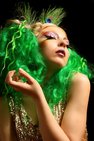 Mode meisje-peacock met groene haar — Stockfoto