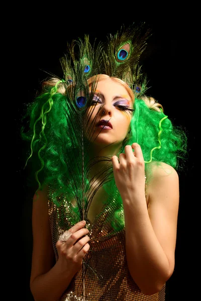 Moda menina-pavão com cabelo verde — Fotografia de Stock