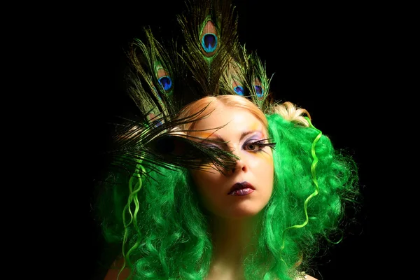 Мода девушка-павлин с зелеными волосами — стоковое фото