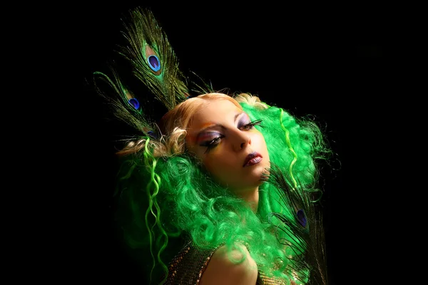Мода дівчина-павич з зеленим волоссям — стокове фото