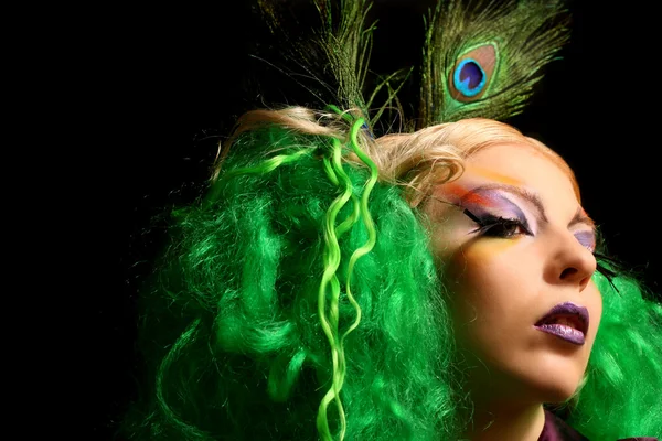 Mode fille-paon aux cheveux verts — Photo