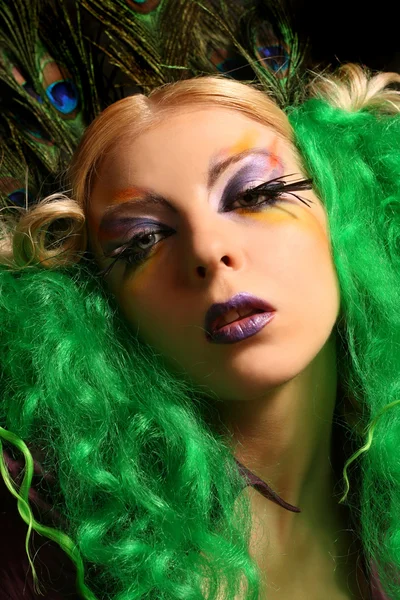 Divat lány-páva zöld hajjal — Stock Fotó