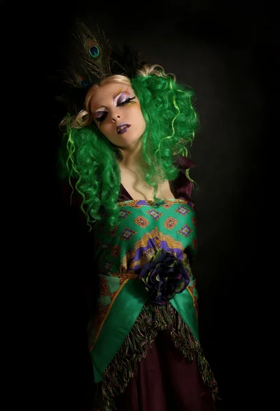 Moda chica-pavo real con cabello verde — Foto de Stock