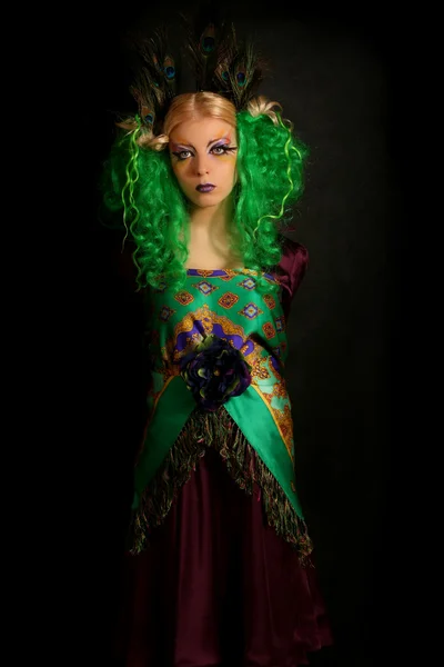 Divat lány-páva zöld hajjal — Stock Fotó