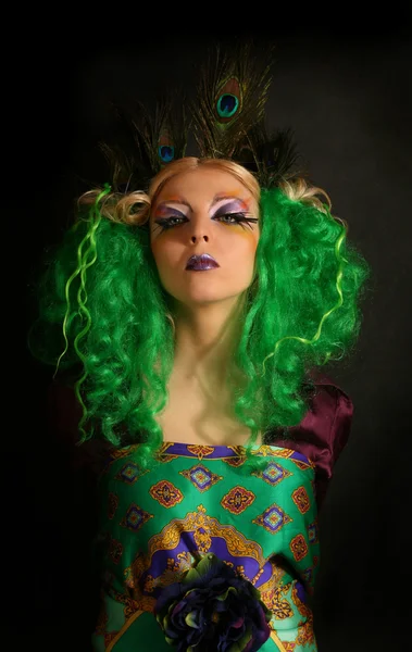 Moda menina-pavão com cabelo verde — Fotografia de Stock
