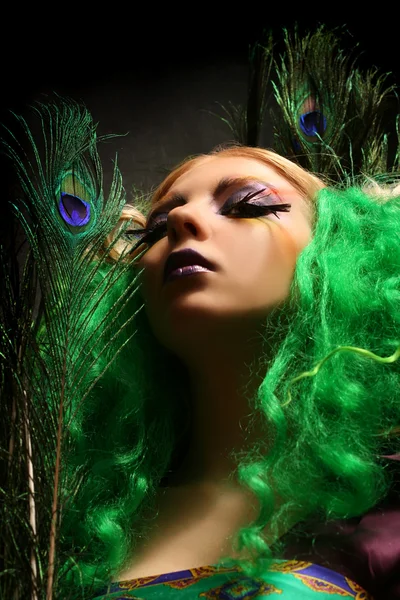 Mode meisje-peacock met groene haar — Stockfoto