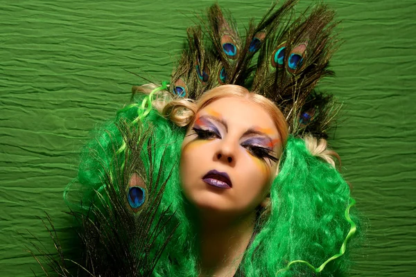 Mode Mädchen-Pfau mit grünen Haaren — Stockfoto