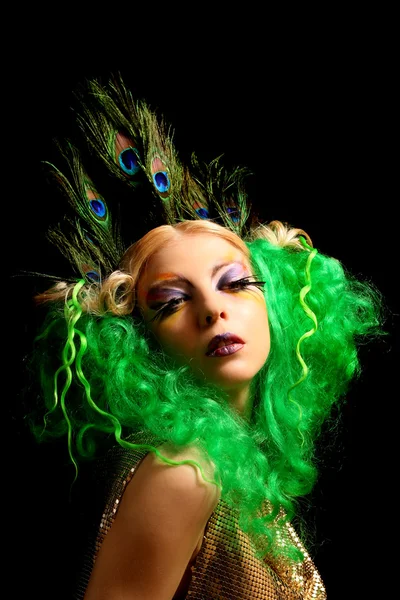 Mode flicka-påfågel med grönt hår — Stockfoto