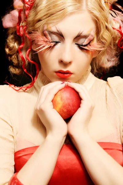 Κορίτσι της μόδας με κόκκινο μήλο — Φωτογραφία Αρχείου