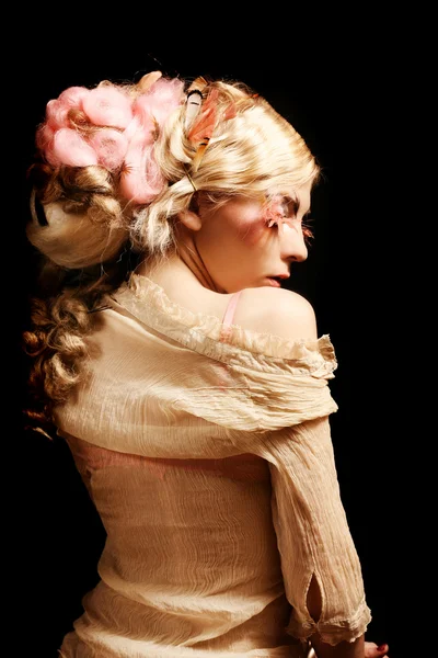Κορίτσι της μόδας ξανθιά με χτένισμα — Φωτογραφία Αρχείου