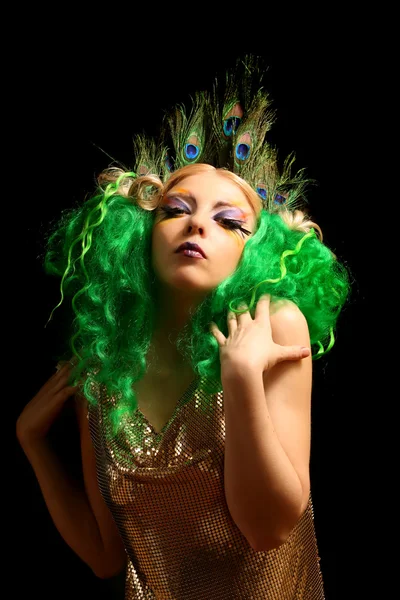 Мода девушка-павлин с зелеными волосами — стоковое фото