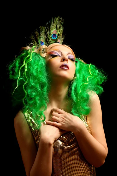 Мода дівчина-павич з зеленим волоссям — стокове фото