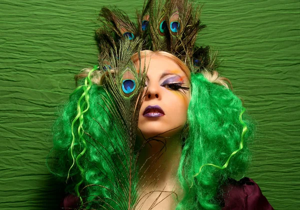 Мода дівчина-павич з зеленим волоссям Стокове Зображення