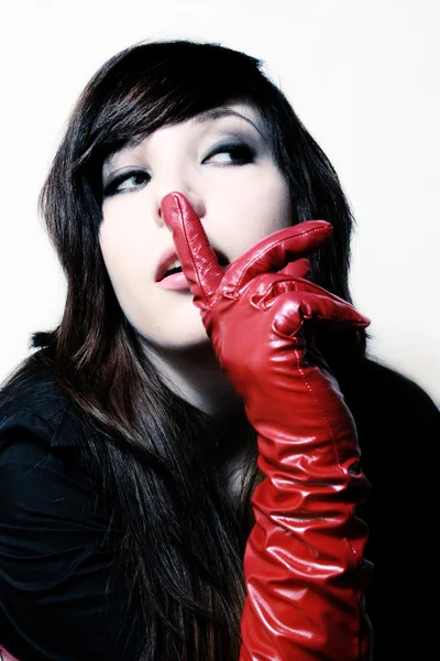 Mode meisje in rode handschoenen — Stockfoto