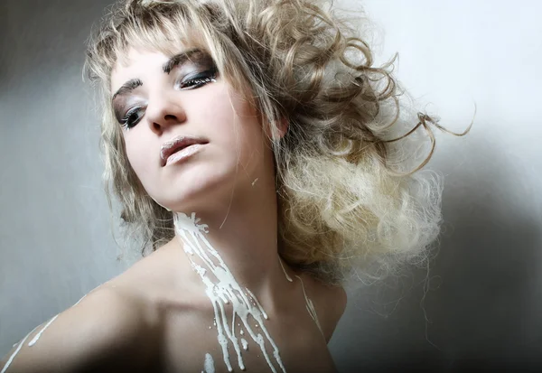Mode flicka med vita hårstrån — Stockfoto