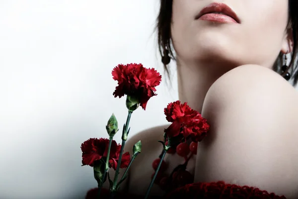 Meisjes met rode bloemen — Stockfoto
