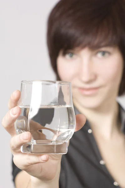Mujer joven con vaso de agua — Foto de Stock