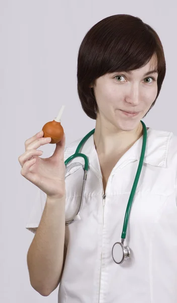 Söt sjuksköterska med lavemang — Stockfoto