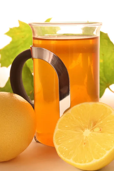 Té de limón caliente con hojas de arce —  Fotos de Stock