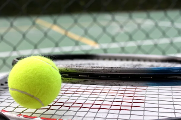 Piłki tenisowe, rakiety i sąd — Zdjęcie stockowe
