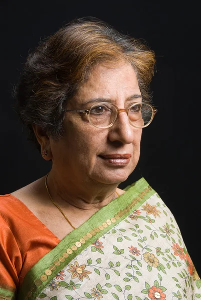 Senior indisk kvinna som bär en sari — Stockfoto