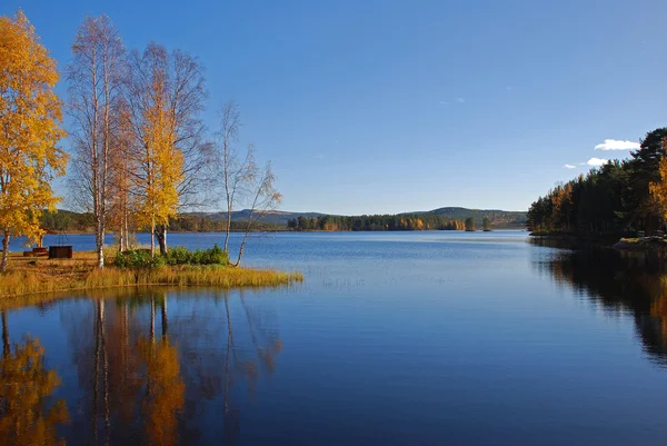 Lugna sjön reflektion i höst — Stockfoto