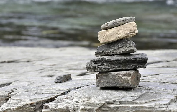 Pilha de seixos na rocha — Fotografia de Stock
