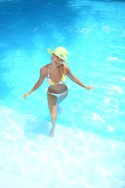 수영장에서 아름 다운 젊은 여자 — 스톡 사진
