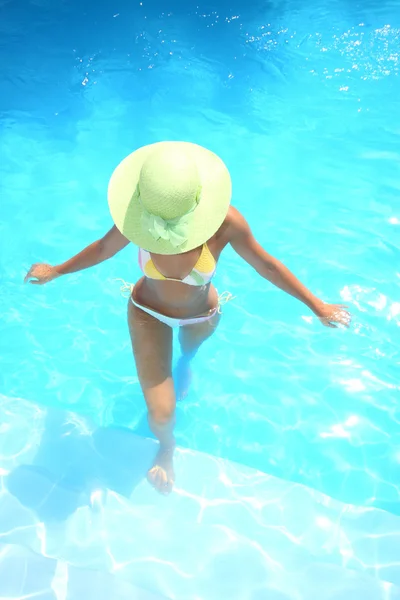 Schöne junge Frau an einem Pool — Stockfoto