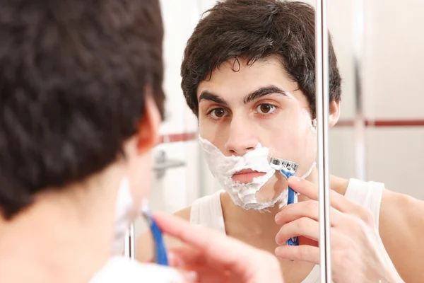 Genç adam tıraş — Stok fotoğraf