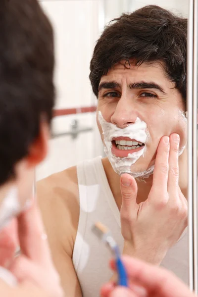 Jovem barbeando — Fotografia de Stock