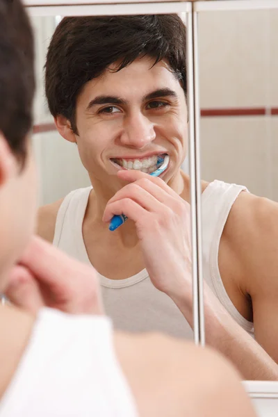 Young man brushing his teeth — Stock Photo, Image