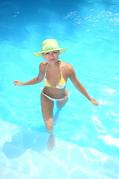 Hermosa joven en una piscina Fotos de stock libres de derechos