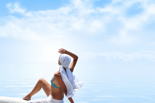 Žena relaxaci u moře — Stock fotografie