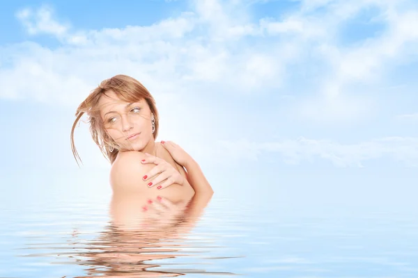 Mooie jonge vrouw weerspiegeld in water — Stockfoto